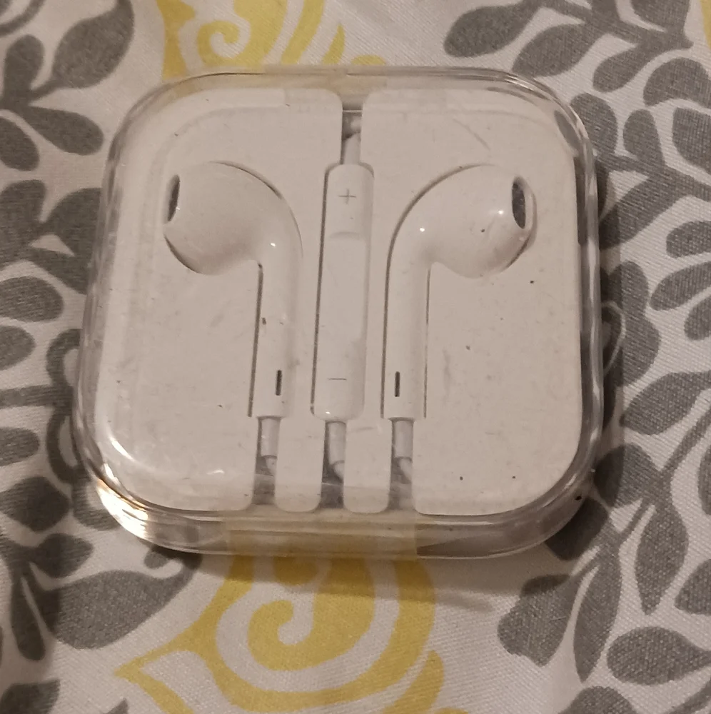 NWT! APPLE EARBUDS
